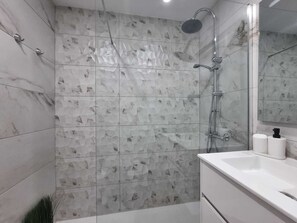 Shower, hair dryer, bidet, towels - Casa Liotro Panoramic AND Central TWO Bedrooms (Los Cristianos)