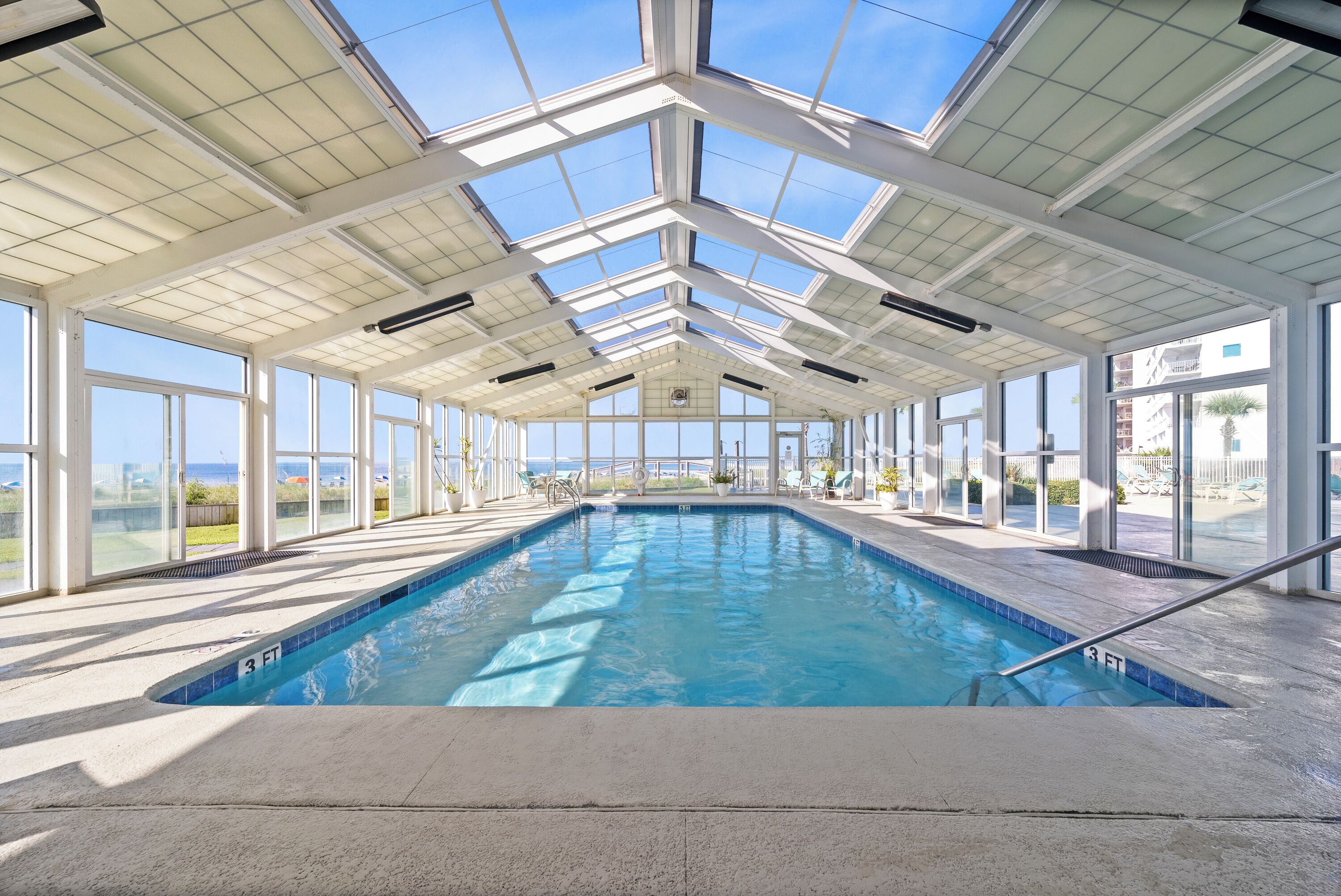 室內游泳池和室外游泳池