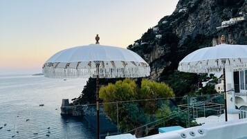 Outdoor pool, pool umbrellas, sun loungers