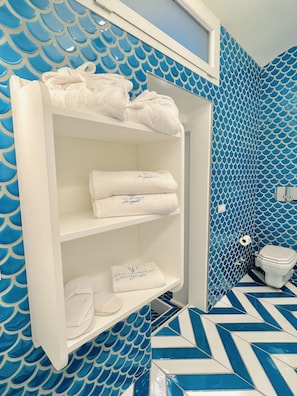 Luxury-Suite | Badezimmer | Dusche, Regendusche, kostenlose Toilettenartikel, Haartrockner