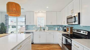 Kylskåp, mikrovågsugn, ugn och spishäll