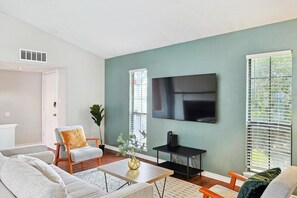 Tv, eldstad och kontor