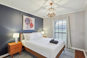 3 bedrooms, WiFi, bed sheets - Charming 3 Bedrooms, Escape w Pool, Yard, Foosball (Plano)