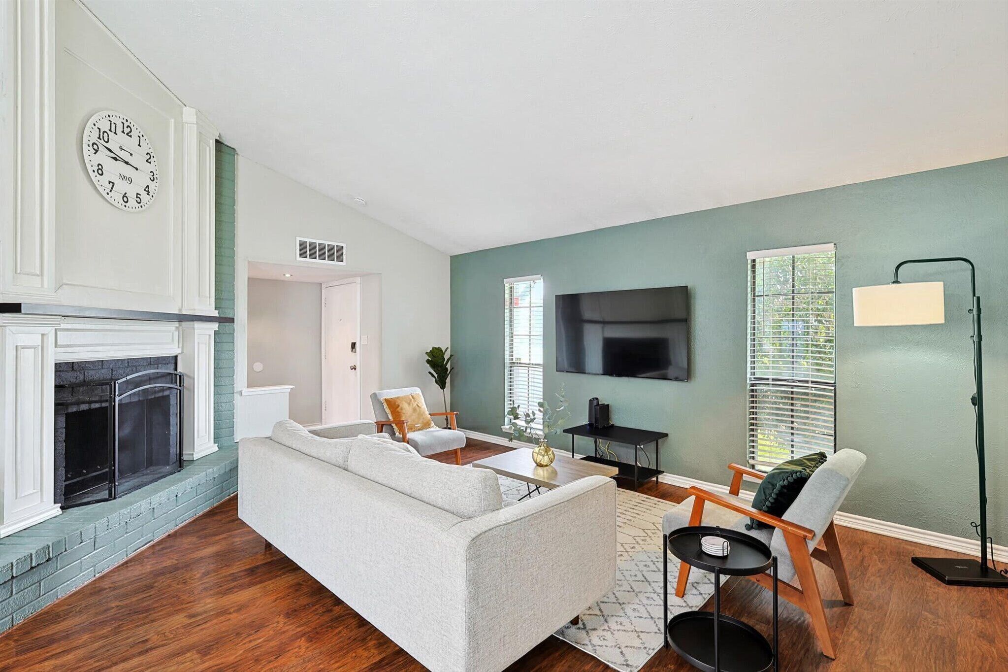 Télévision, cheminée, espaces bureaux