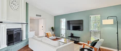 Télévision, cheminée, espaces bureaux