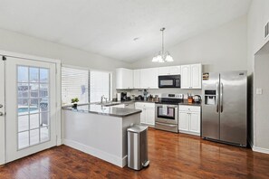 Kylskåp, mikrovågsugn, ugn och spishäll