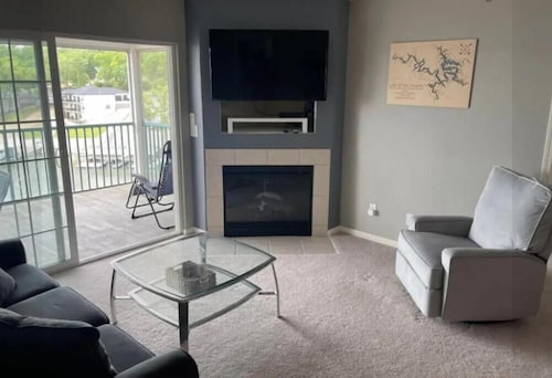 Lovely 3-bed 3-bath condo right on the lake