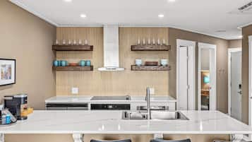 雪櫃、微波爐、焗爐、爐具