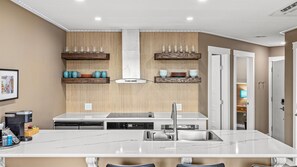 Kylskåp, mikrovågsugn, ugn och spishäll