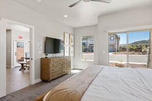 6 bedrooms, desk, iron/ironing board, travel cot