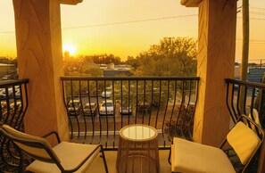 Property grounds - Modern Townhome Near Lower Greenville Dallas - Garage, W/D, Pet-Friendly (Dallas)