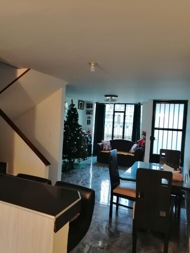 Vivienda casa rural con vista a las montañas a la ciudad ambiente tranquilo