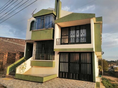 Vivienda casa rural con vista a las montañas a la ciudad ambiente tranquilo