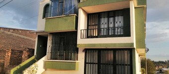 Vivienda casa rural con vista a las montañas a la ciudad ambiente tranquilo