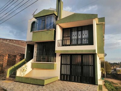Vivienda casa rural con vista a las montañas a la ciudad ambiente tranquilo