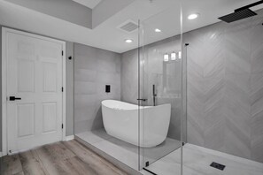 Ducha, bañera de hidromasaje y toallas