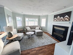 TV, peis, bøker og kontorer