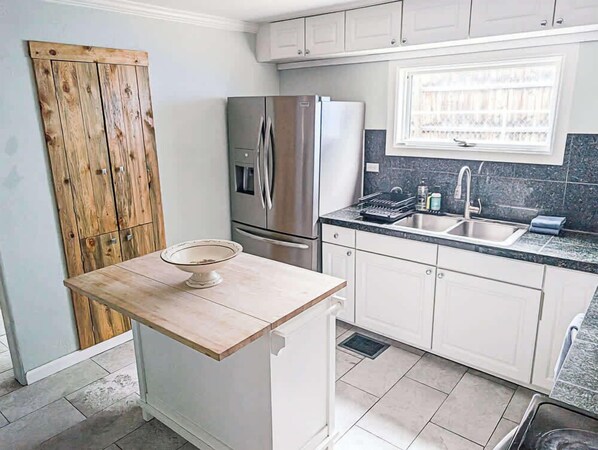 Geladeira, micro-ondas, fogão, cooktop