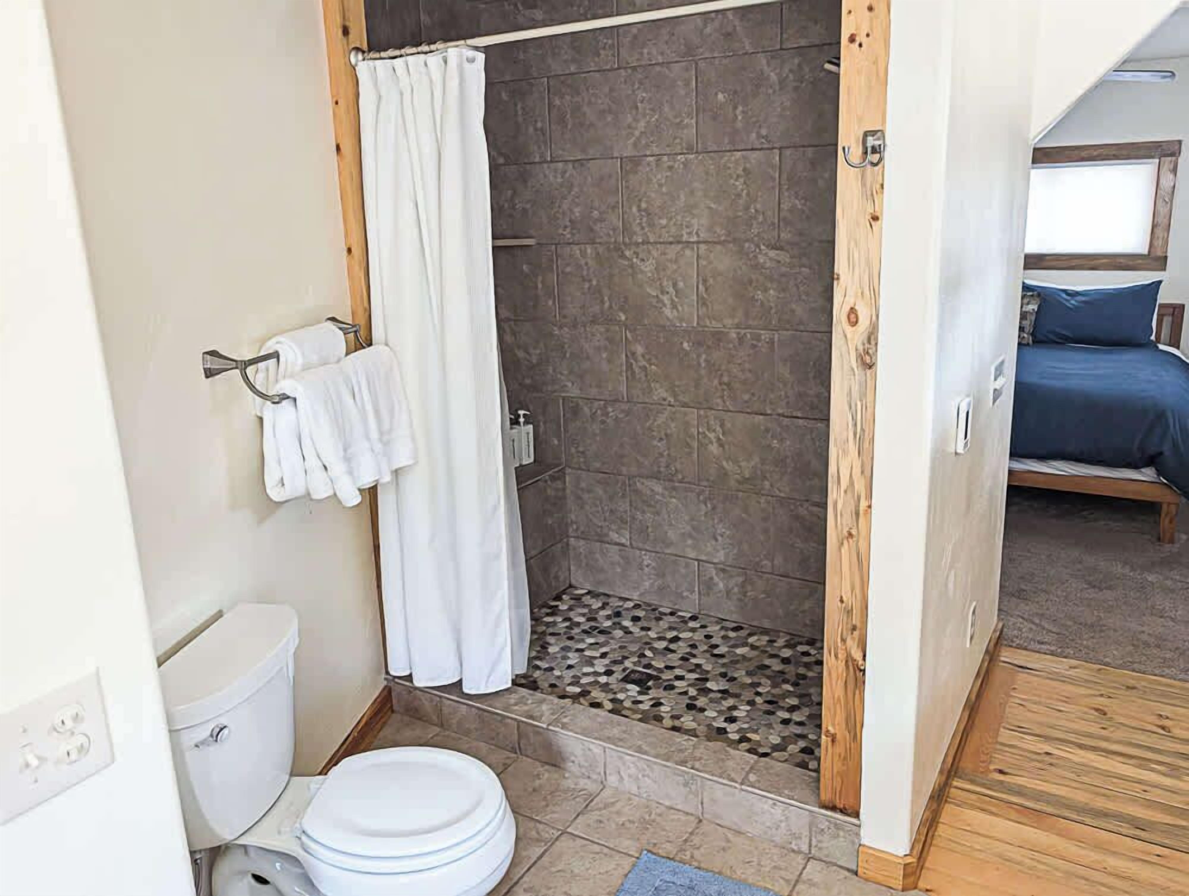 Dusche, Haartrockner, Handtücher