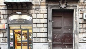 A building facade with a large, ornate wooden door and a shop entrance labeled 'Vellardi.' - Terrace In The Historic Center In Palermo Rosa (Palermo)