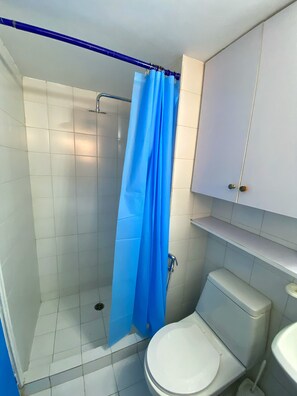 A bathroom with a shower, toilet, and a cabinet. - Miramar Vicino al Mare Conosci Goditi Isla Mgt (Mariño)