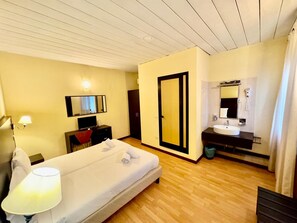 1 bedroom, down comforters, desk, laptop workspace