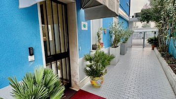 Vista frontal de la propiedad
