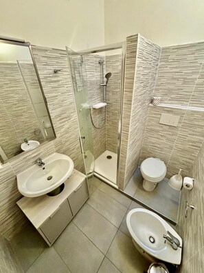 Economy Double Room (External Bathroom) | Bathroom | Shower, hair dryer, bidet, towels - Hotel Guidi (Mestre)