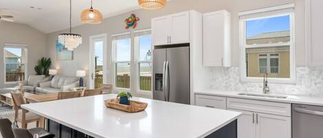 Een koelkast, een magnetron, een vaatwasser