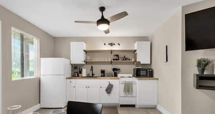 Modern Huntsville Studio: Downtown & Park Access