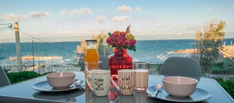 Beachfront Artemida Retreat - Peony Seabreeze Gem
