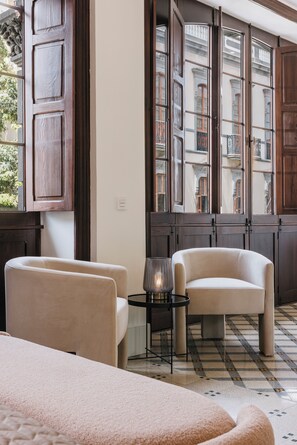 Deluxe | Ropa de cama hipoalergénica y caja de seguridad en la habitación