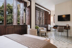 Deluxe | Hypo-allergenic bedding, in-room safe, desk, laptop workspace -  MASANET Emblematic Hotels by Airnest (Las Palmas de Gran Canaria)