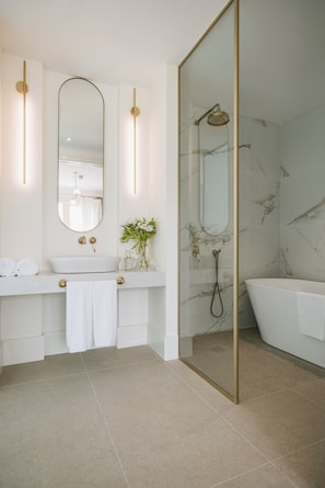 Habitación Premium, Terraza | Baño | Amenidades de baño gratuitas, secadora de cabello, toallas, jabón