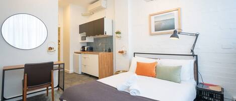 Desk, WiFi, bed sheets