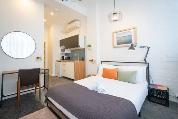Desk, WiFi, bed sheets - Darlinghurst Studio 2 Iconic (Darlinghurst)