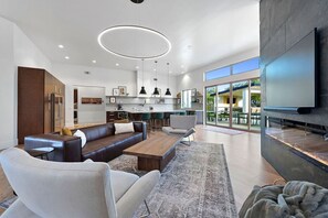 Smart TV, fireplace - Paradise Villa: Modern Luxe Home (Scottsdale)