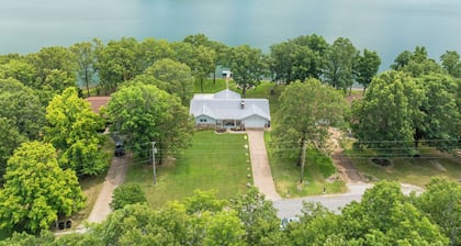 Twilight Lodge on Diamond Lake - Waterfront Home