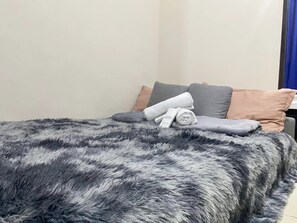 1 bedroom, WiFi, bed sheets - Comfy 1-bedroom condo unit with Smart TV and high speed Internet (Baguio)