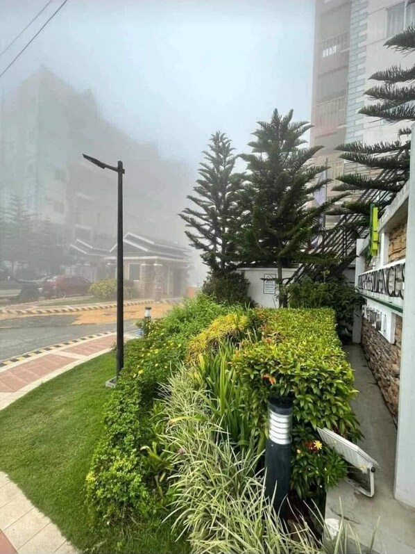 Property grounds - Comfy 1-bedroom condo unit with Smart TV and high speed Internet (Baguio)