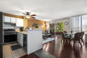 Private kitchen - Alii Villas 218 1 Bedroom Condo by RedAwning (Kailua-Kona)