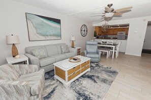 Condo, 2 phòng ngủ | Khu phòng khách