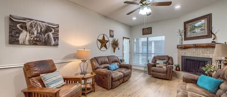 Condo, 3 habitaciones | Área de sala de estar