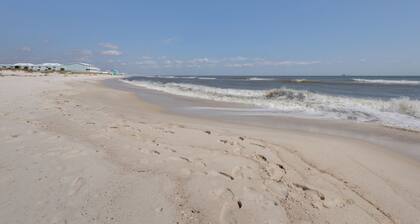Gulf Shores Condo w/ Balcony: 2 Mi to Fort Morgan!