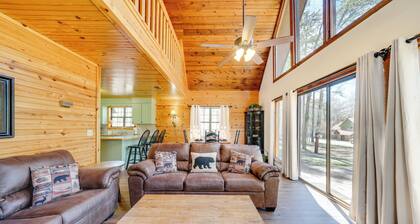 Cabin w/ Private Hot Tub: 2 Mi to Broken Bow Lake!