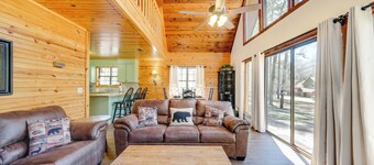 Cabin w/ Private Hot Tub: 2 Mi to Broken Bow Lake!