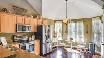 House (3 Bedrooms) | Interior