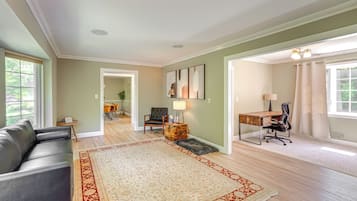 House (5 Bedrooms) | Interior
