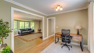 House (5 Bedrooms) | Interior