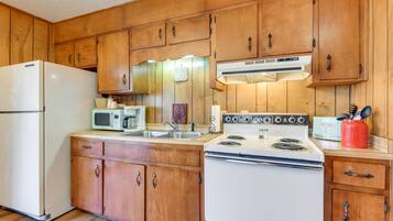 Microwave, oven, stovetop, cookware/dishes/utensils